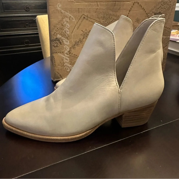 NIB Free People Charm Double V Ankle Boot Ecru/Bone Leather Size 38.5 - Picture 4 of 14